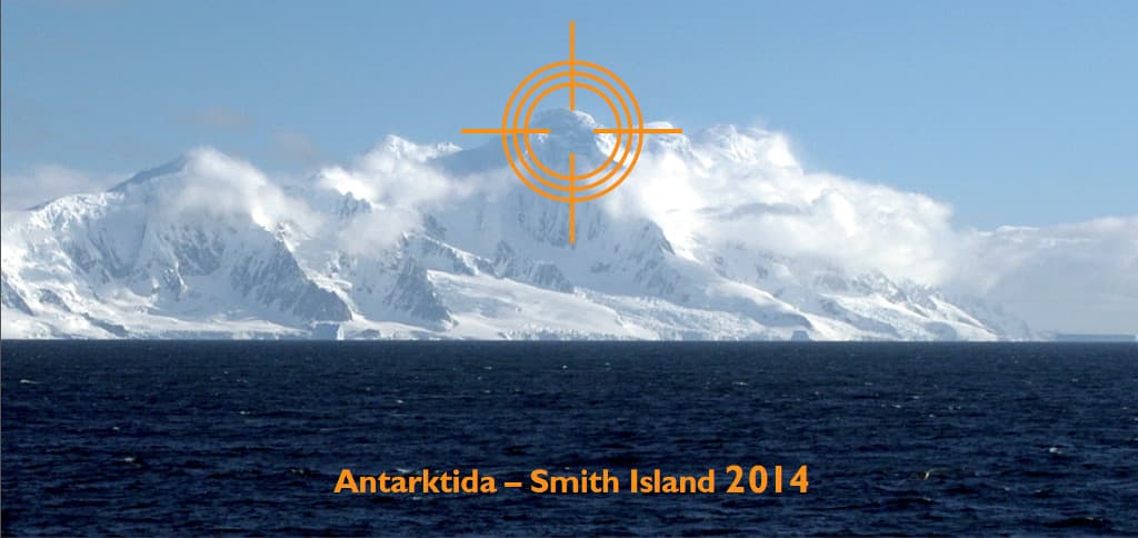Zasněžené hory Smith Islandu v Antarktidě s terčem na vrcholu, rok 2014