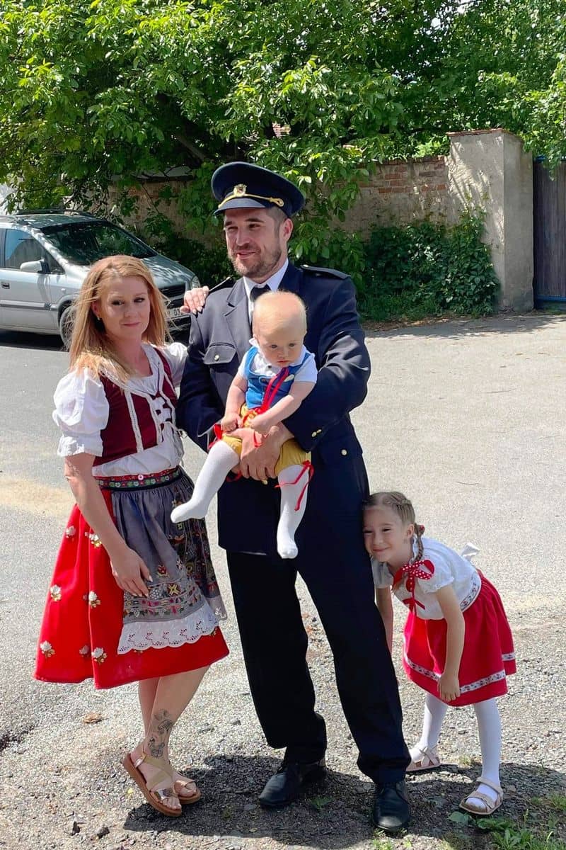 Rodina v kroji a uniformě s dětmi