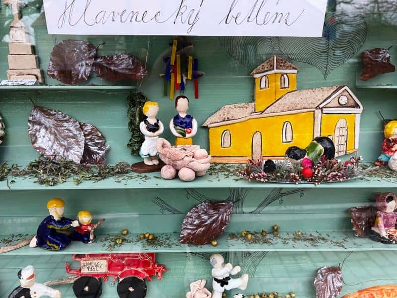 Výstava dětských výtvorů s modelem kostela a figurkami