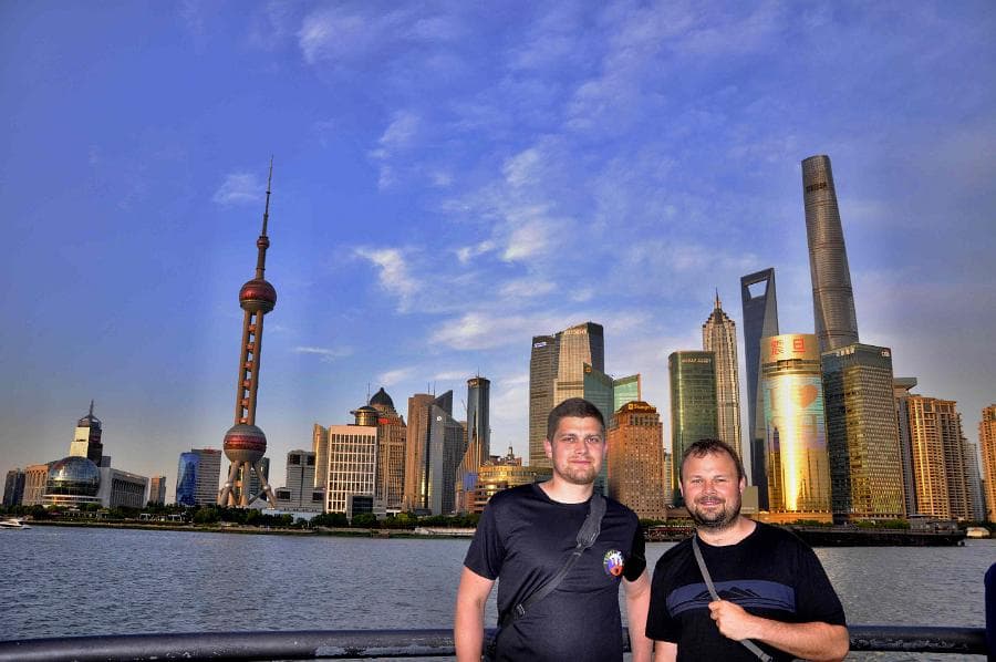 Dva muži před panoramatem Šanghaje s televizní věží Perla Orientu