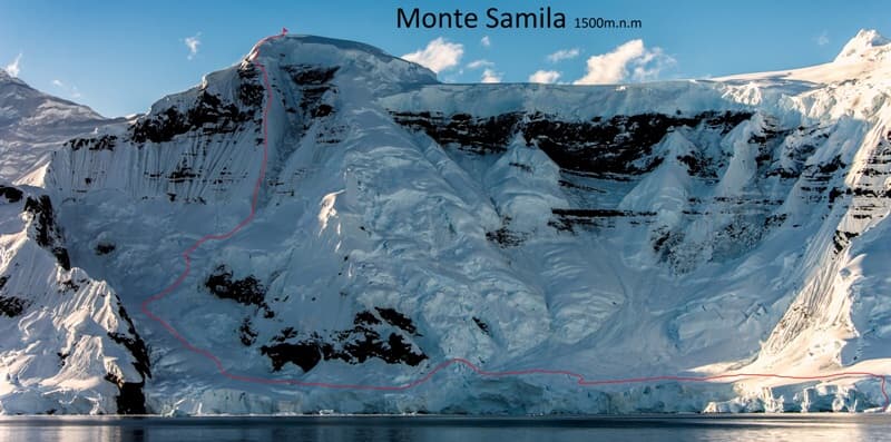 Zasněžená hora Monte Samila s vyznačenou trasou výstupu