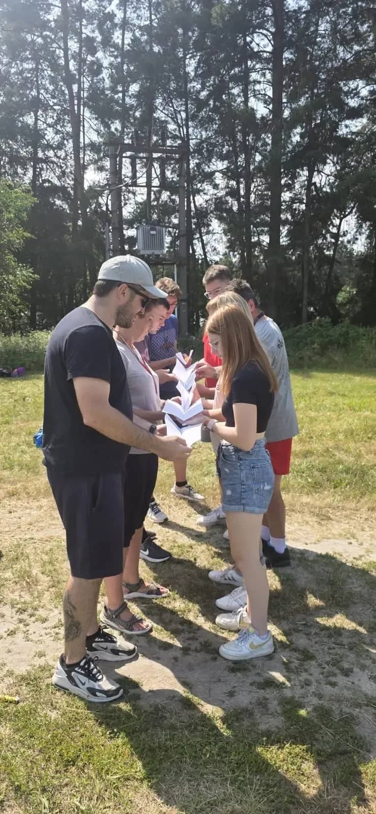 Trojice dětí při společné hře na louce.