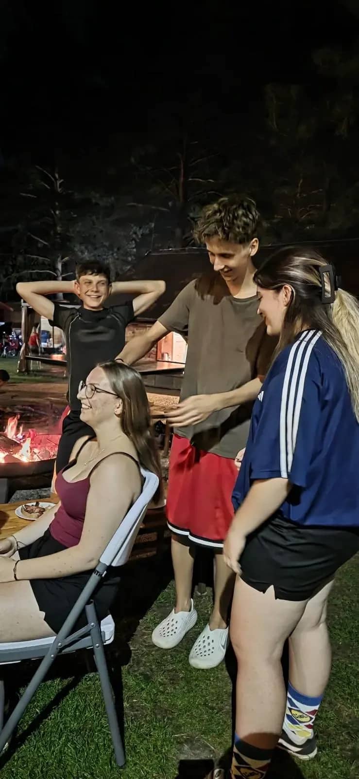 Účastníci tábora u večerního ohně.
