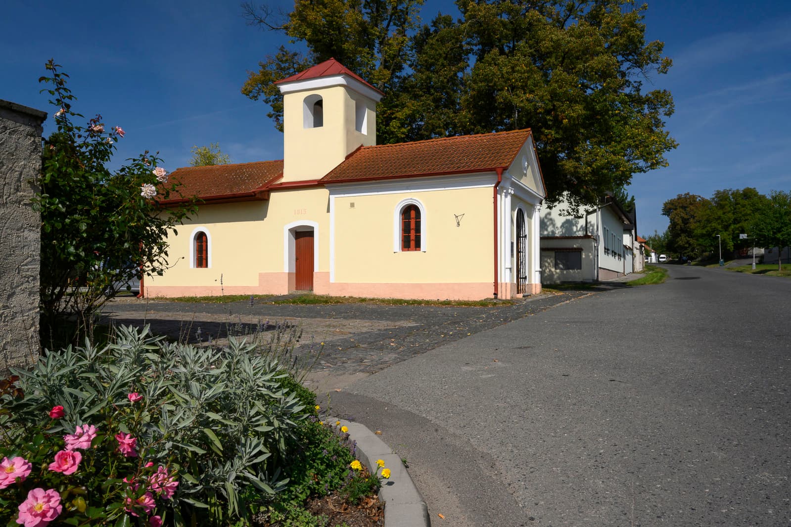 kaplička s hasičskou zbrojnicí