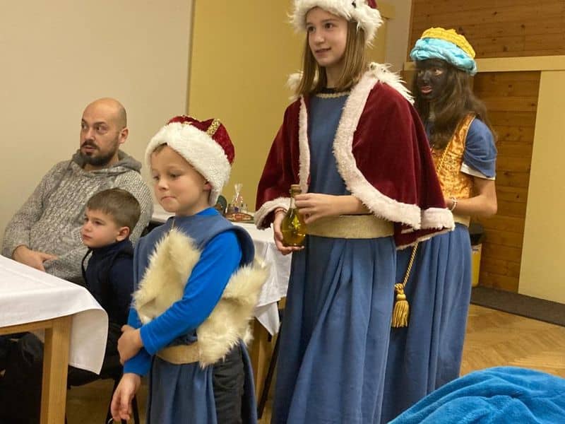 Tři děti v kostýmech Tří králů a dva muži