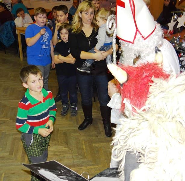 Mikuláš, čert a anděl s dětmi a dospělými