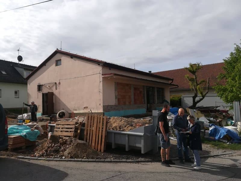Rekonstrukce budovy, tři lidé si prohlíží dokumenty