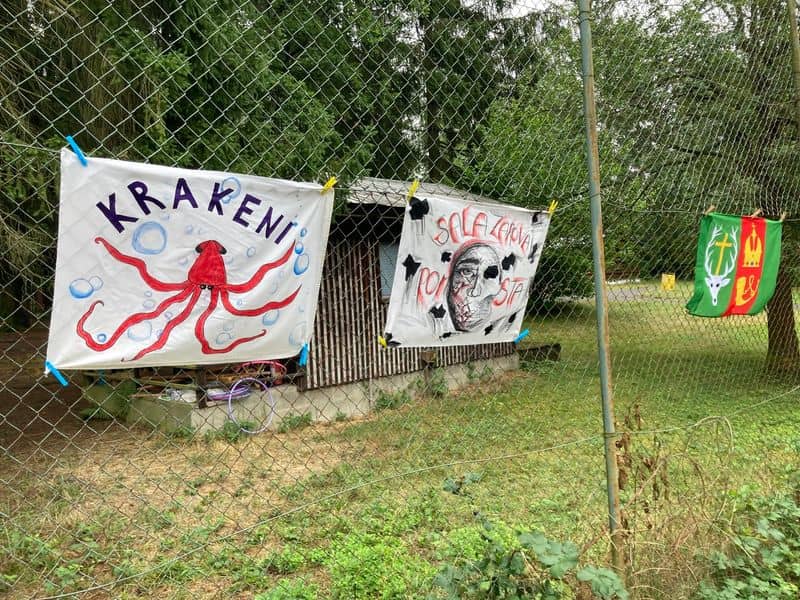 Plakáty s chobotnicí a lebkou na plotě