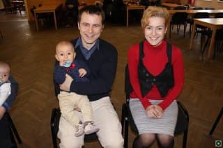 Muž s dítětem a žena sedí na židlích