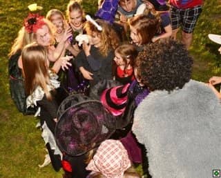 Skupina dětí v halloweenských kostýmech a maskách