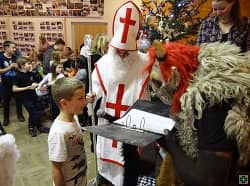 Mikuláš, čert a anděl s dětmi