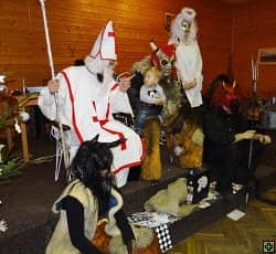 Mikuláš, anděl, čerti a dítě