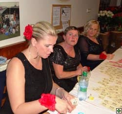 Tři ženy u stolu hrají bingo