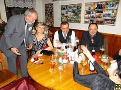 Skupina lidí u stolu v restauraci
