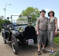 Muž a žena stojí u historického automobilu