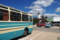 Historický autobus a kostel v pozadí
