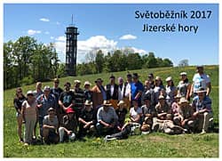 Skupina lidí před rozhlednou, nápis Světoběžník 2017 Jizerské hory