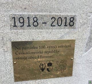 Pamětní deska k 100. výročí založení Československé republiky od obce Hlavenec