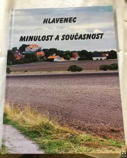 Kniha Hlavenec minulost a současnost s fotografií obce na obálce