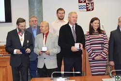 Skupina lidí s medailemi a vyznamenáními