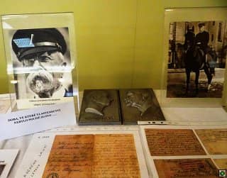Výstava s historickými dokumenty, fotografiemi a plaketami